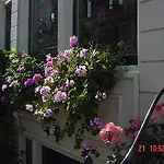Barrio בית הארחה 3*